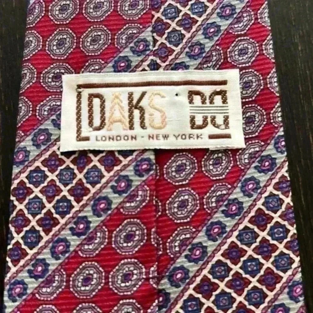 Daks tie‎